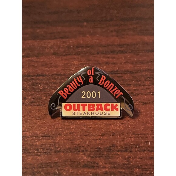 Outback Steakhouse 2001 Beauty Of A Bonzer Boomerang Lapel Hat Pin - Picture 1 of 3